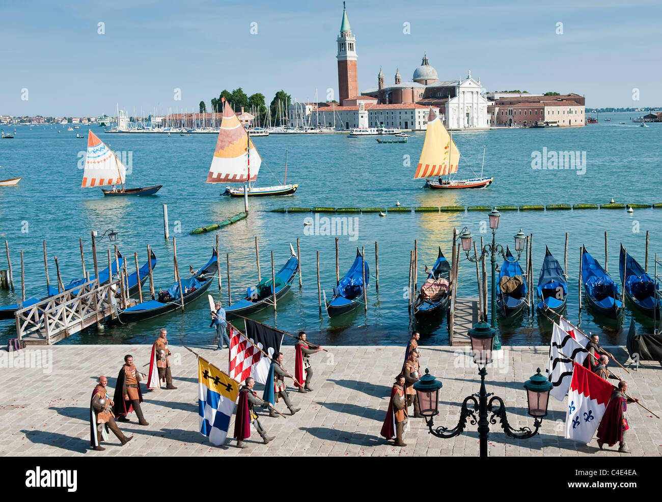 Historischer Festzug mit Mitgliedern in Kostümen gekleidet. im Palio Delle Antiche Repubbliche Marinare 2011 Venedig Italien Stockfoto