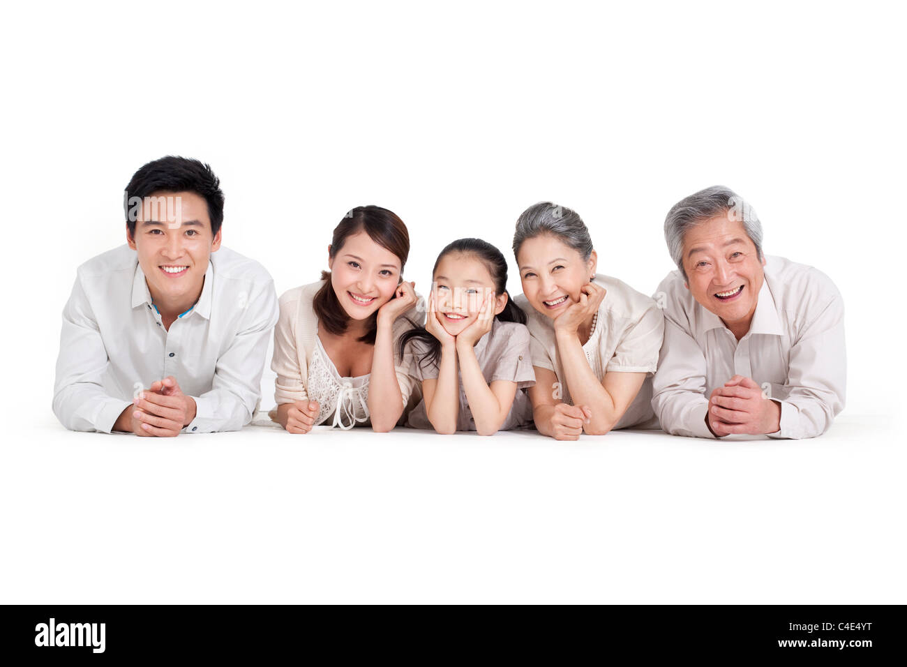 Glückliche Familie liegen auf Vorderseite, Studioaufnahme Stockfoto