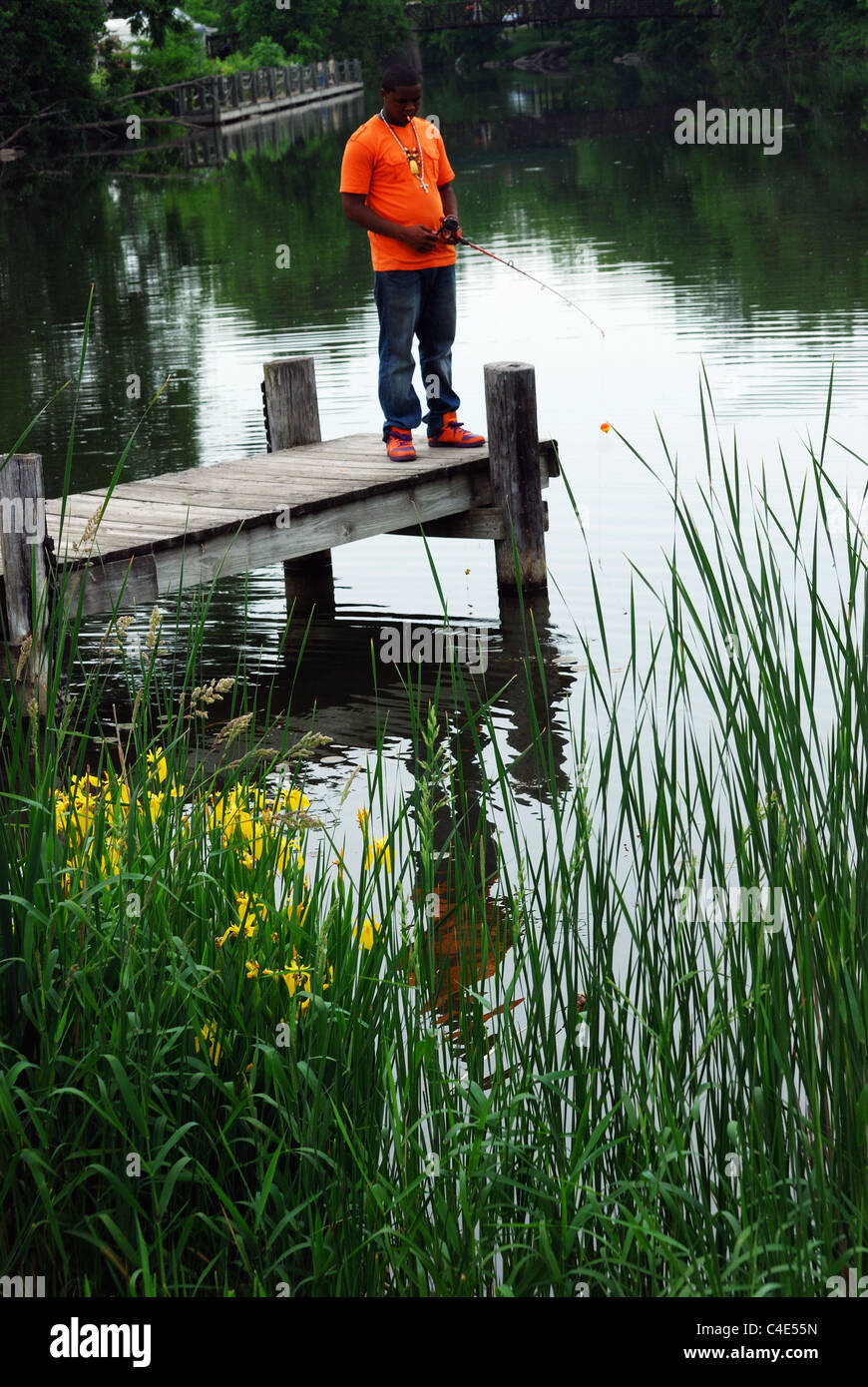 Man fischt für Seeforelle in der Bucht. Stockfoto
