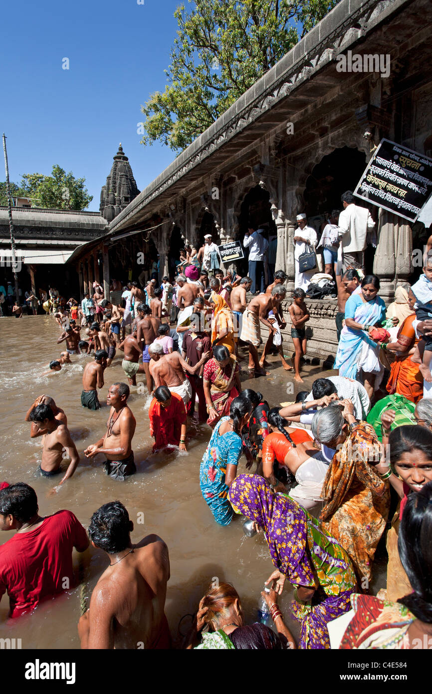 Hindu-Pilger Baden im heiligen Wasser-Reservoir der Kushavarta (die Quelle des Flusses Godavari). Trimbakeshwar. Indien Stockfoto