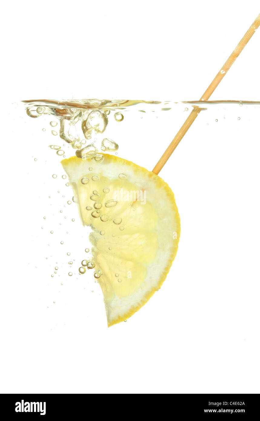 Scheibe der Zitrone in Wasser mit Bläschen und Oberflächenreflexe Stockfoto