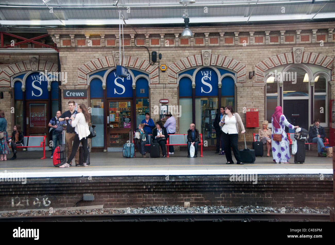 Passagiere warten auf einen Zug am Bahnhof Crewe Stockfoto