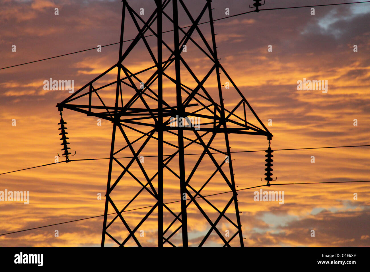 Goldenes Gelb bewölktem Himmel nach Regen Stockfoto