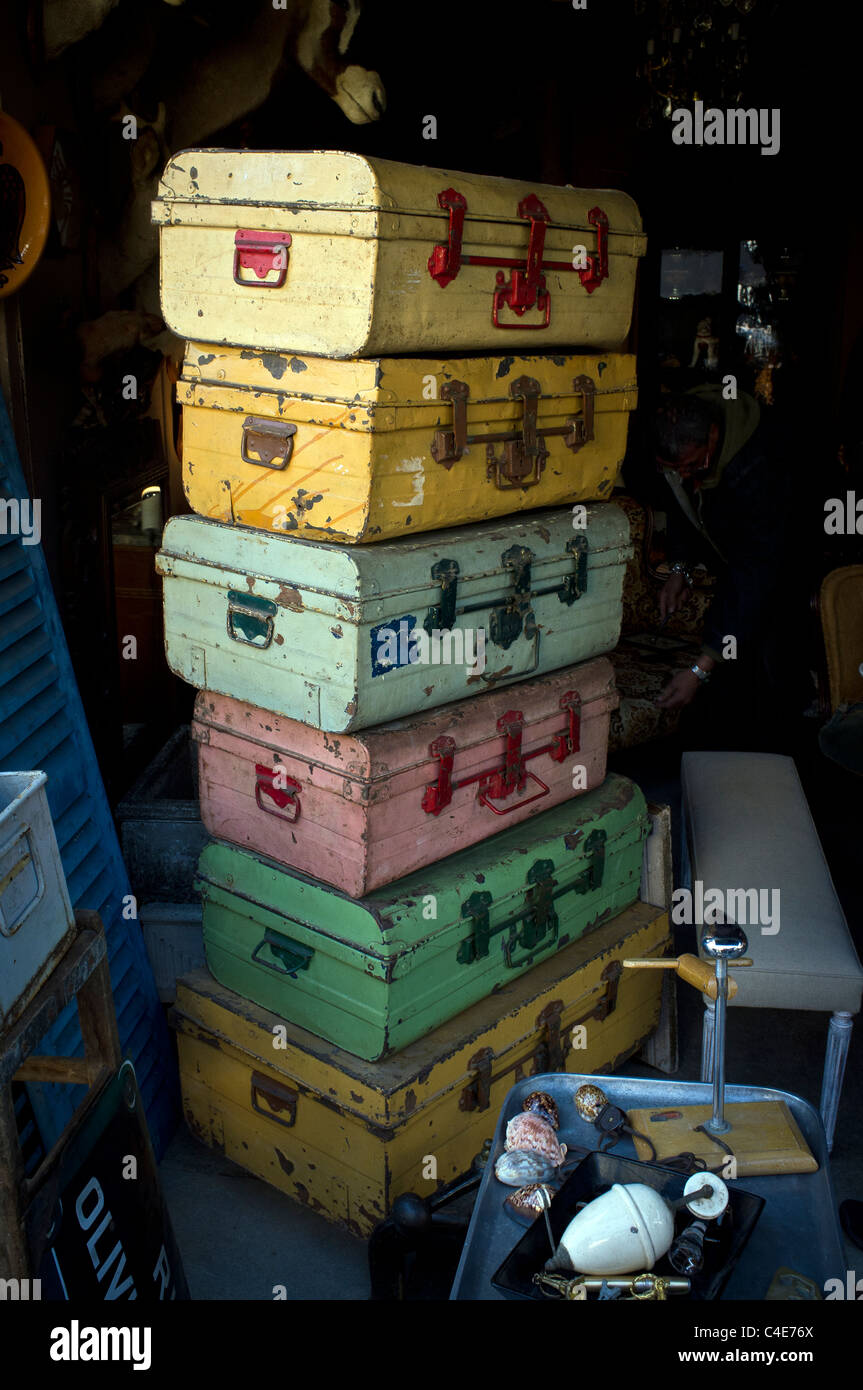 Alte Koffer übereinander gestapelt in Paris Markt. Stockfoto
