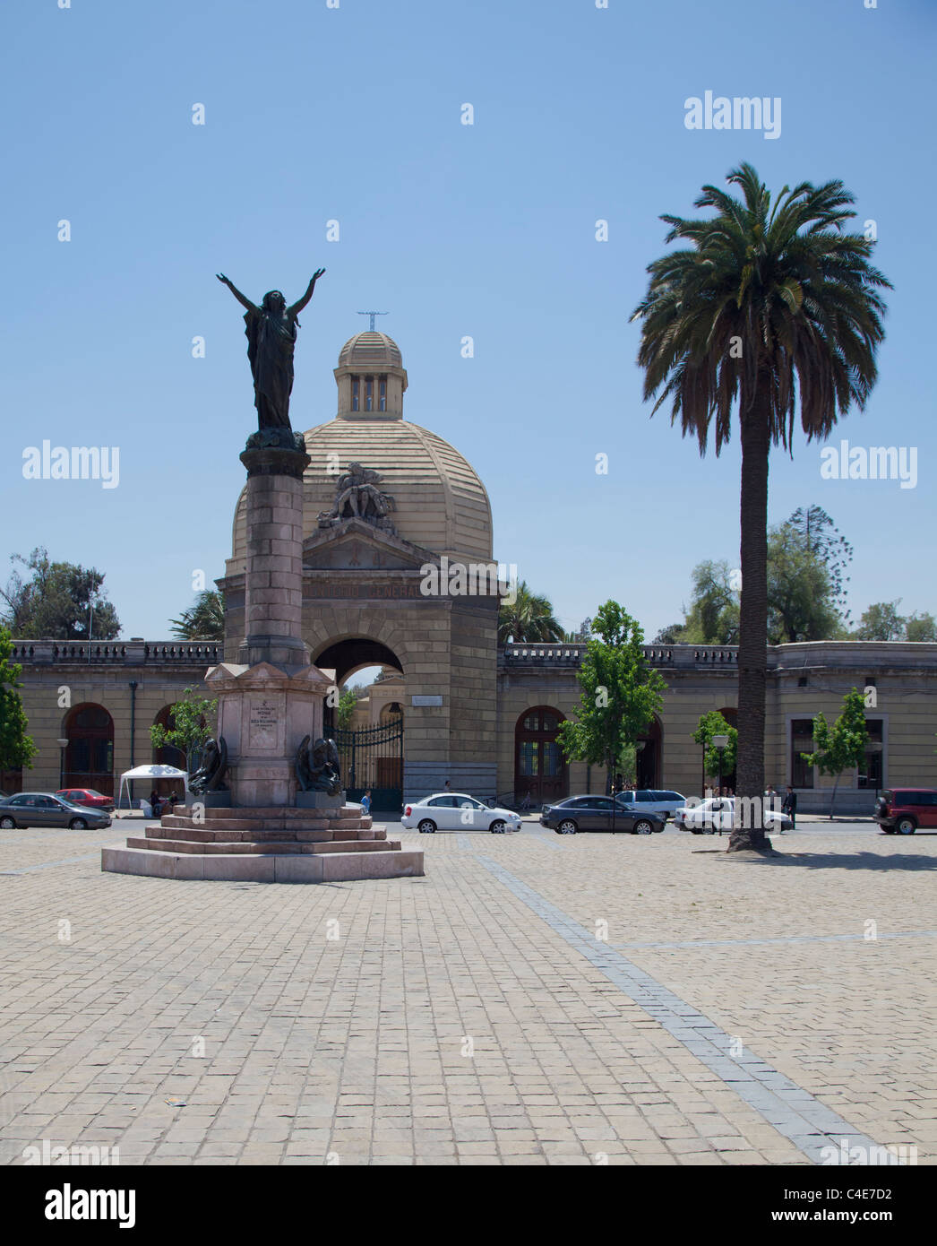Plaza am Eingang zum Santiagos General Cemetery in Recoleta. Stockfoto