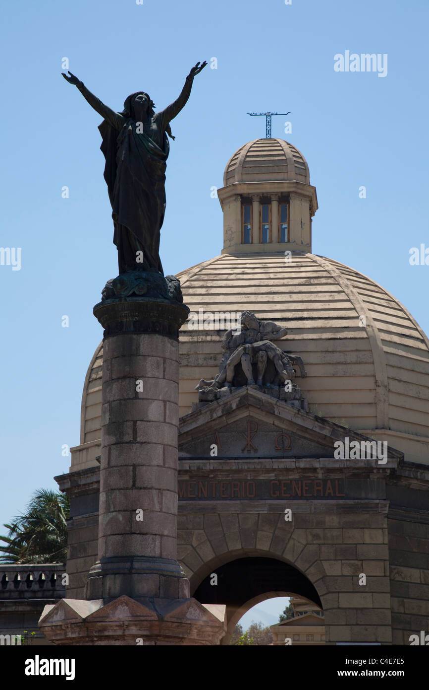 Statue auf Sockel am Eingang zum Santiagos General Cemetery in Recoleta. Stockfoto