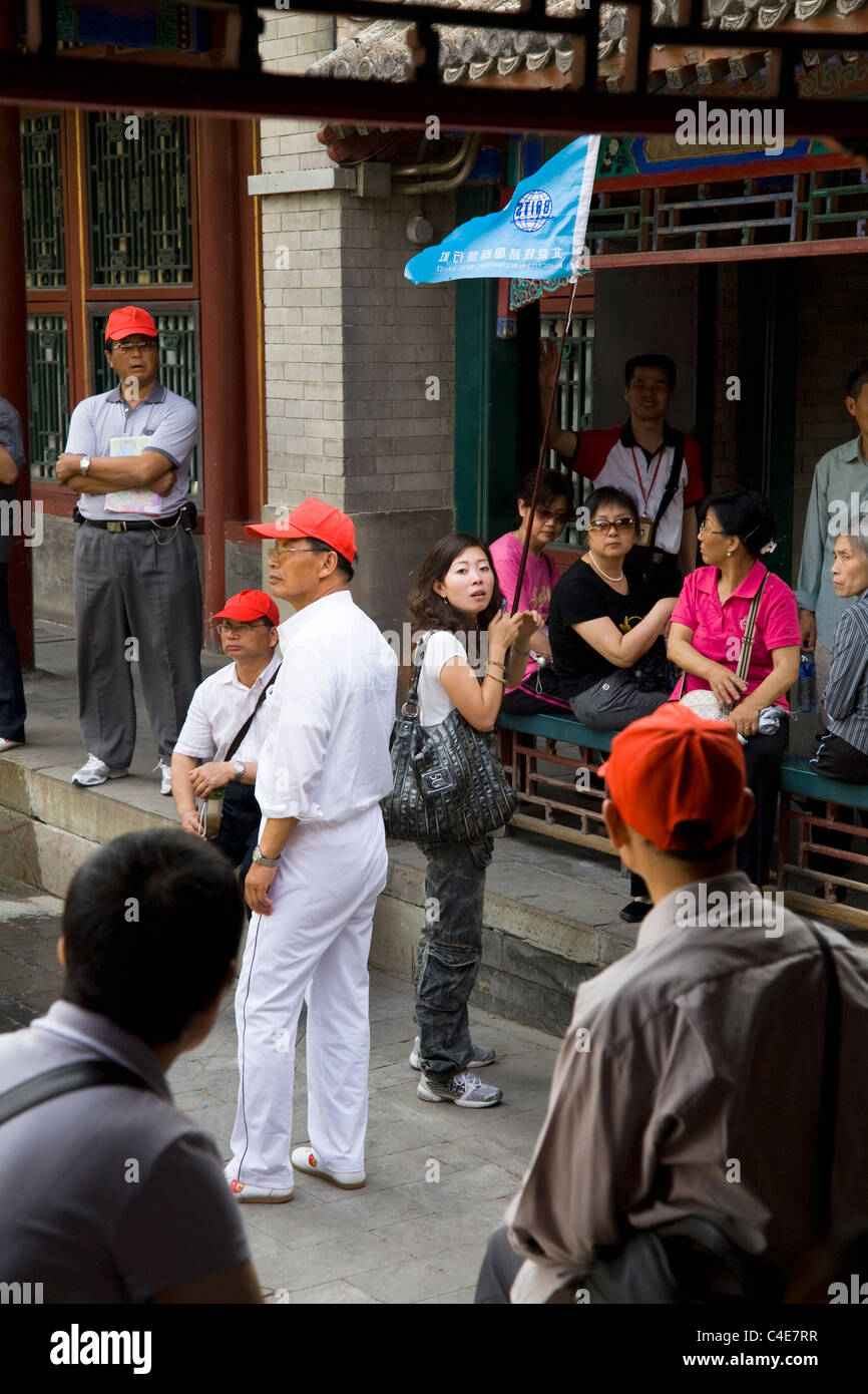 Chinesische Touristen & Reiseführer mit Fahne in der Yulan Tang (Halle des Jade Ripples); Der Sommerpalast in Peking, China. Stockfoto
