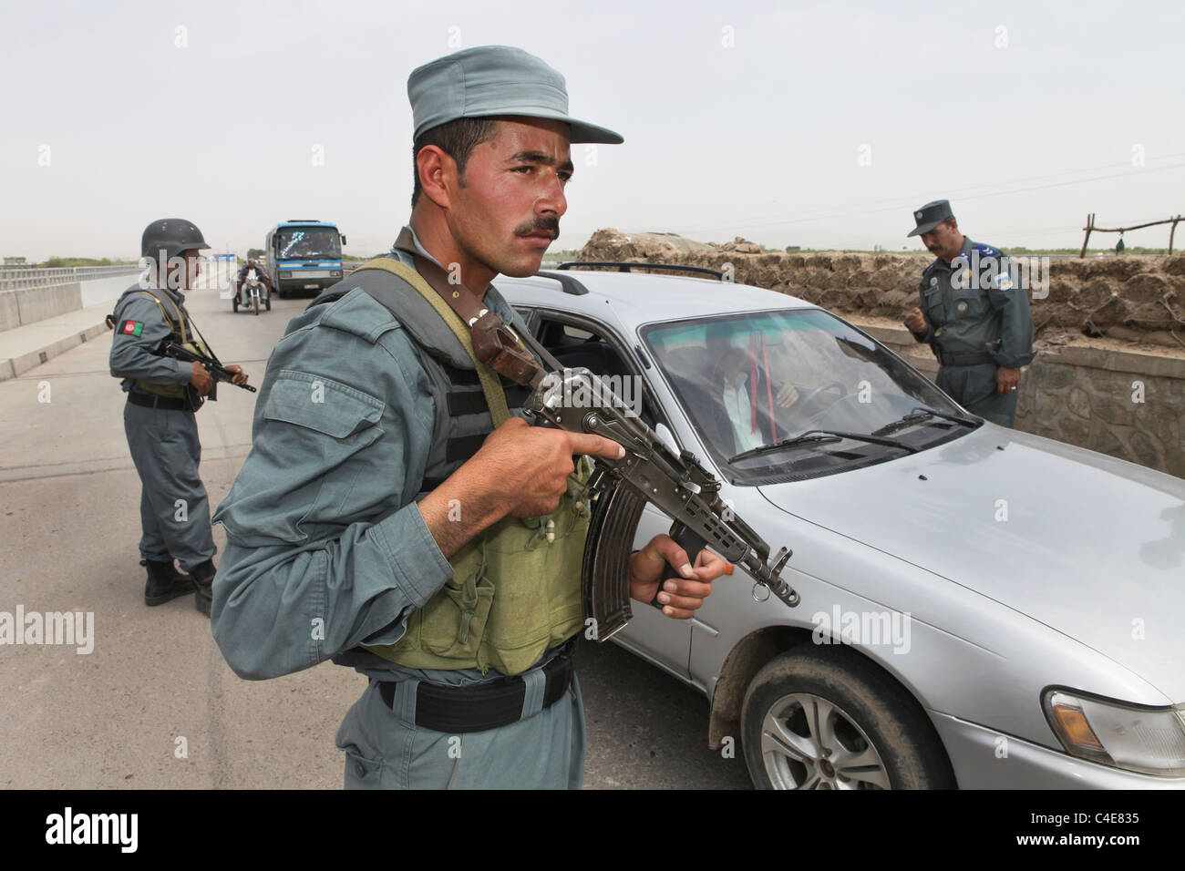 Afghanische Polizei und militärische Patrouille in Kabul