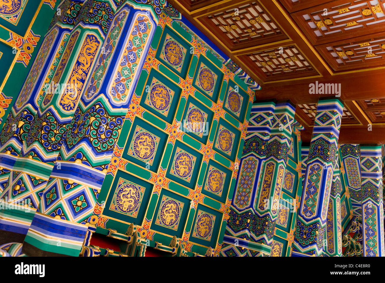 Holzarbeit Außenzimmer mit tausend Hand Guanyin Buddha bemalt; Turm der buddhistischen Weihrauch, Sommerpalast. Peking, China Stockfoto