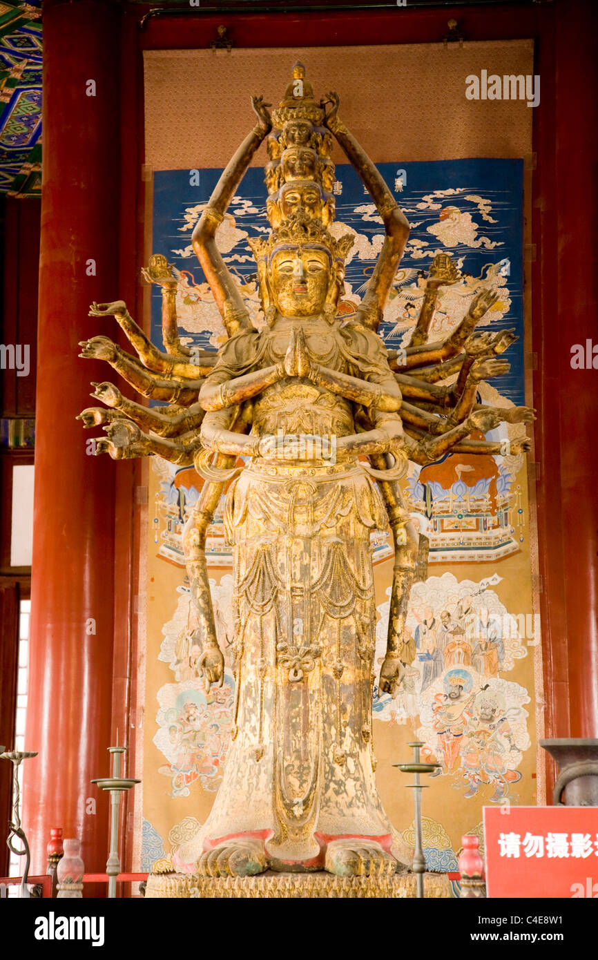 Tausend Hand Guanyin Buddha (Qianshou Guanyin)-Statue im Turm des buddhistischen Weihrauch, Sommerpalast. Peking, China. Stockfoto