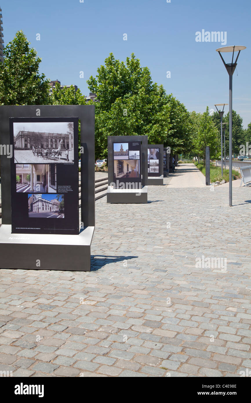 Fotoausstellung im Parque Bicentenario Förderung der Architektur der Stadt, Santiago, CHile Stockfoto