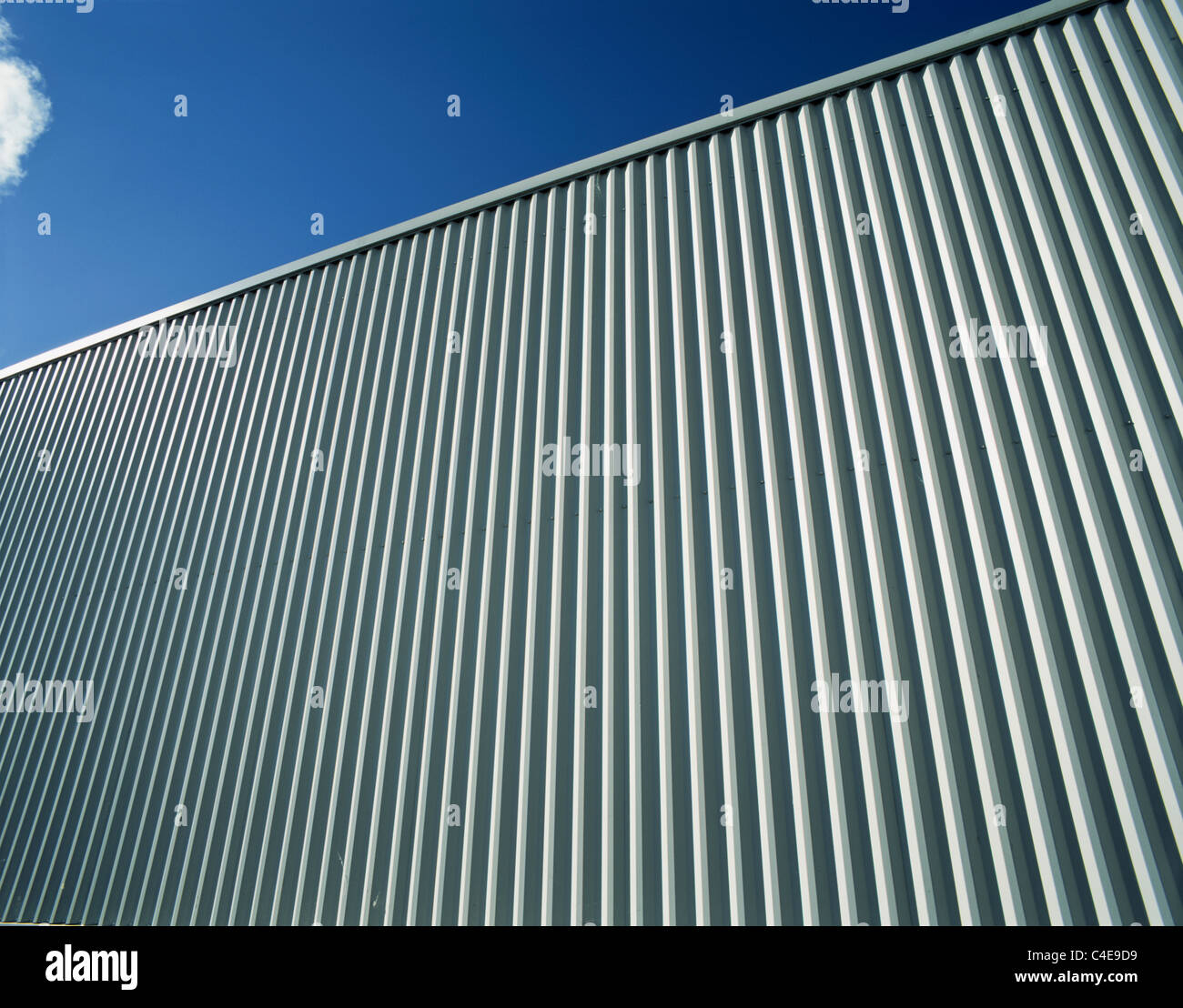 Cose einer Wellpappe irion Metall Fassade eines factpry Gebäude in Frankreich Stockfoto