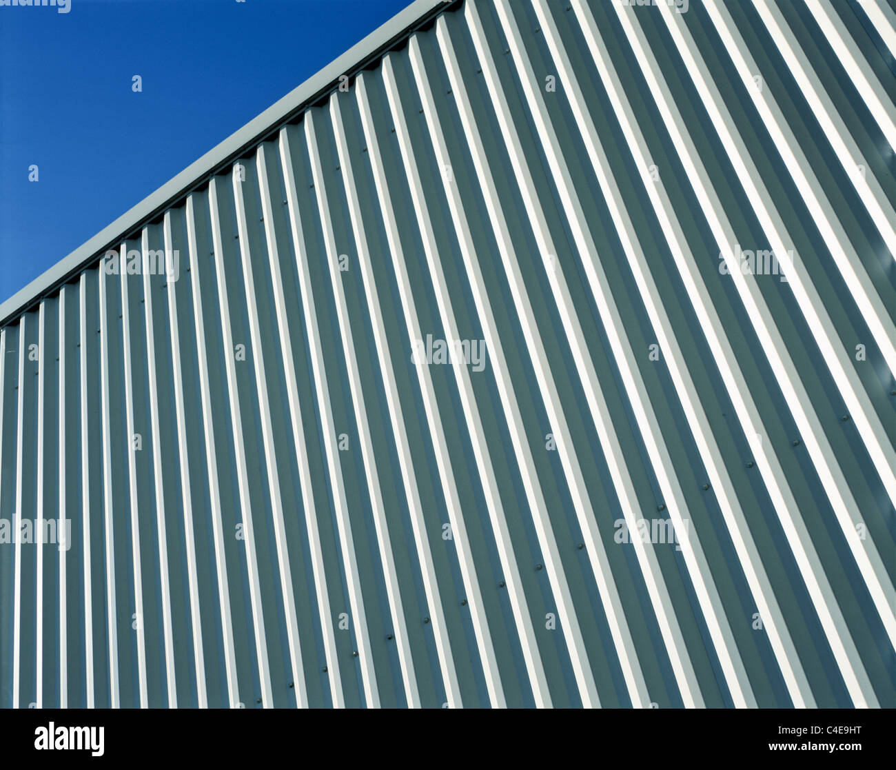 Cose einer Wellpappe irion Metall Fassade eines factpry Gebäude in Frankreich Stockfoto