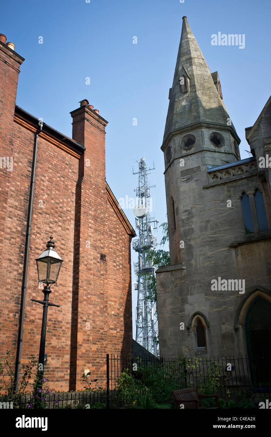 Telefon-Mast zwischen alten Gebäuden Stockfoto