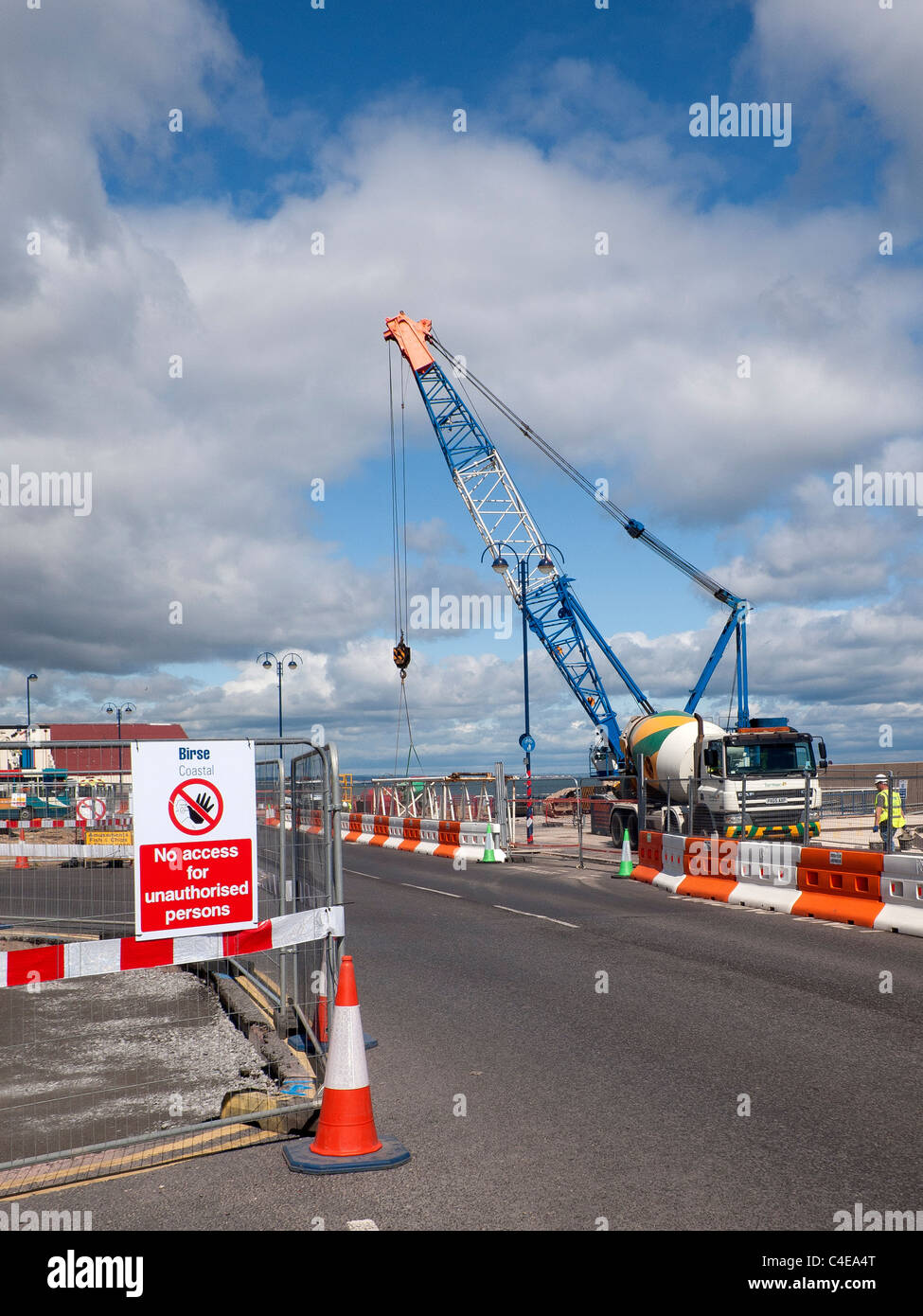 Ein Raupenkran errichten vorgegossenen Betonteile einen neuen Deich in Redcar Cleveland North Yorkshire Juni 2011 Stockfoto