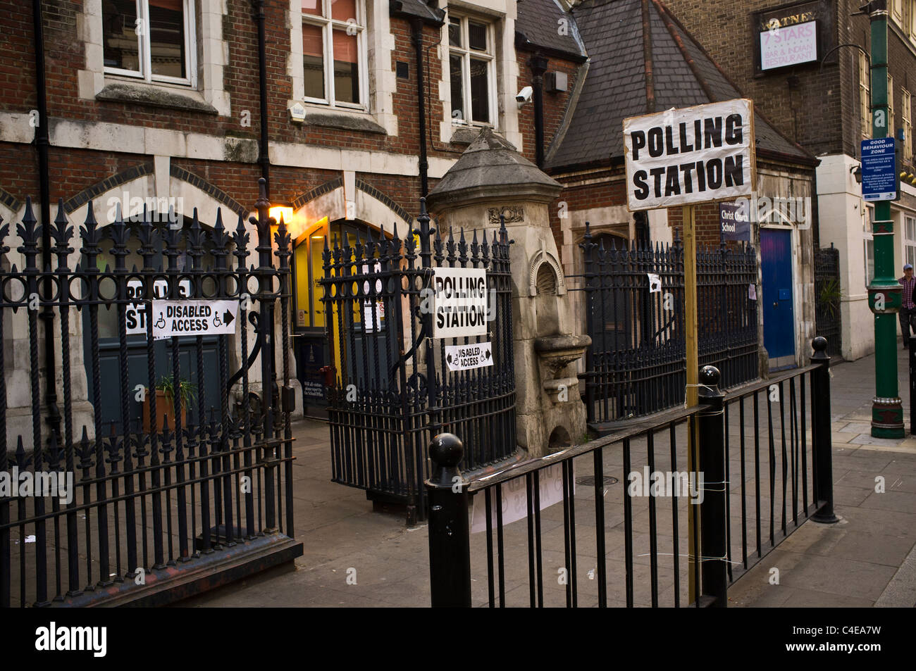 Wahllokal, Brick Lane, London, England. Stockfoto