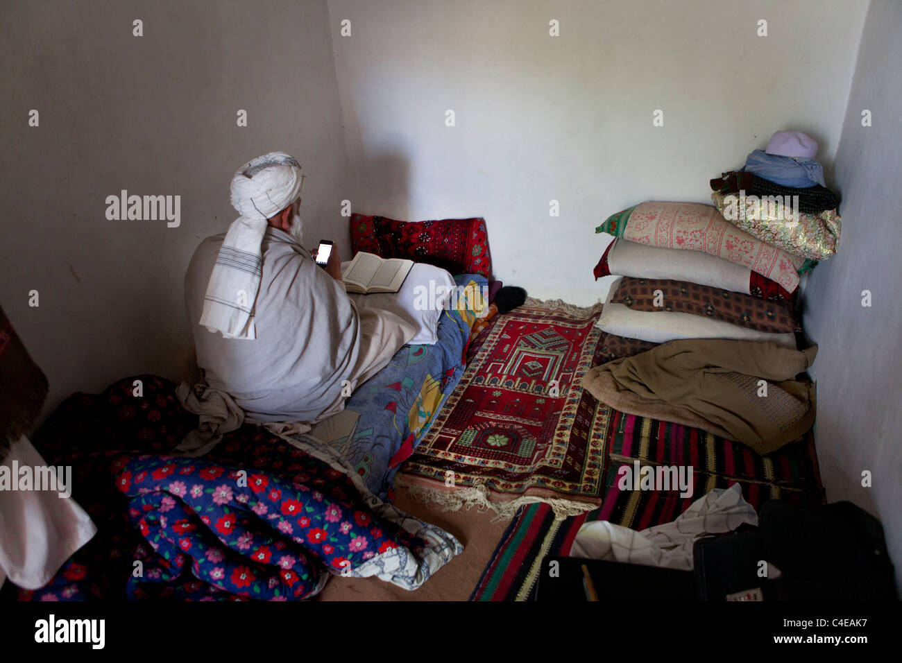 Ein Mullah Afghaanse nutzt soziale Medien (Twitter) Stockfoto