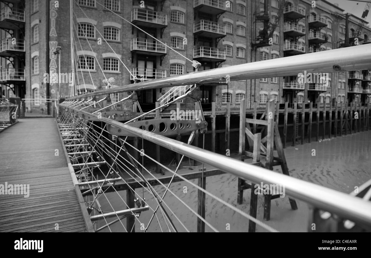 Ein Detail einer alten Eisenbrücke und ein Eingang zur St. Retter's Dock, Shad Thames, London, Großbritannien. Stockfoto