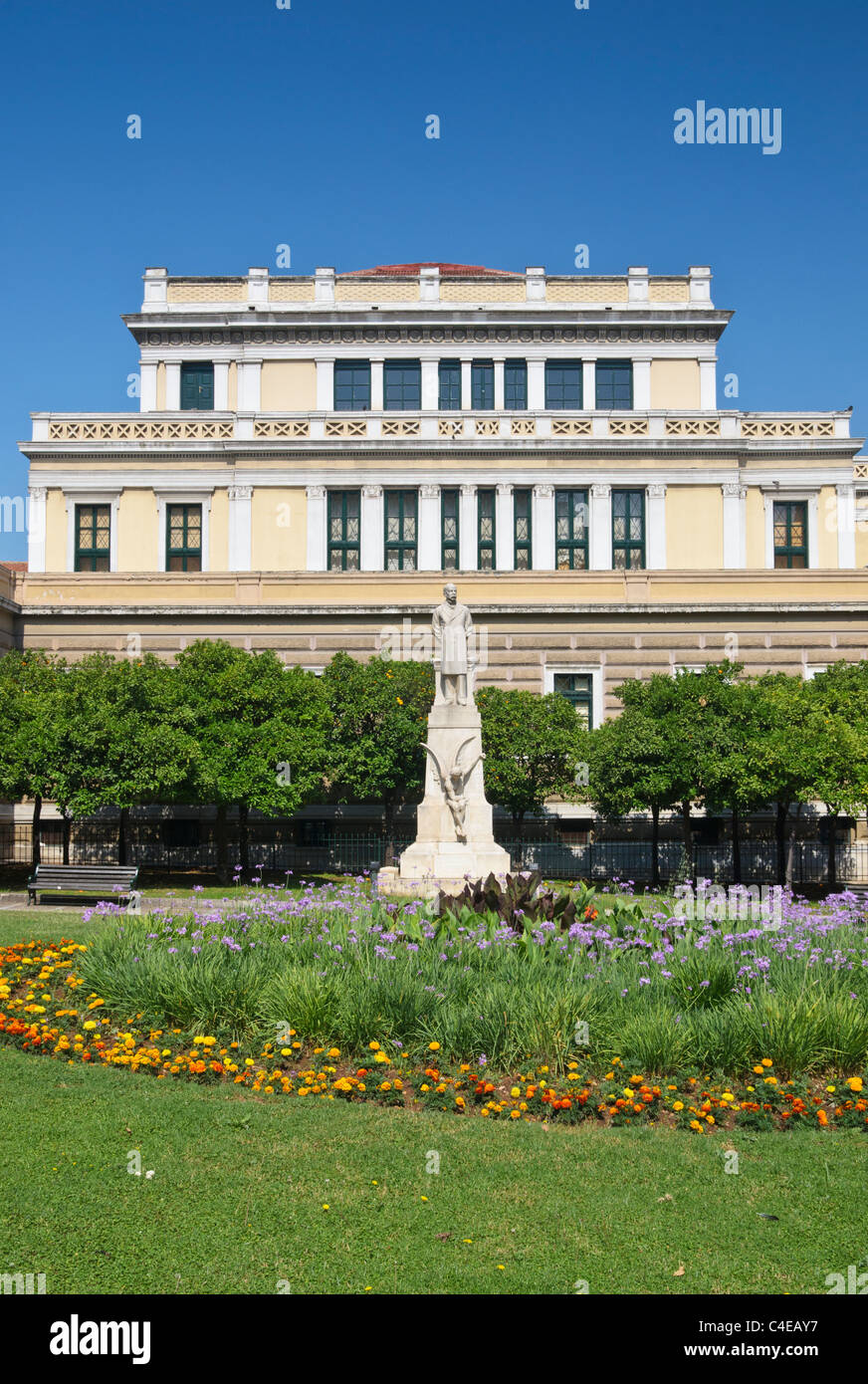 Charilaos Trikoupis Statue außerhalb der neoklassischen National Historical Museum am alten Parlamentsgebäude, Athen, Griechenland Stockfoto