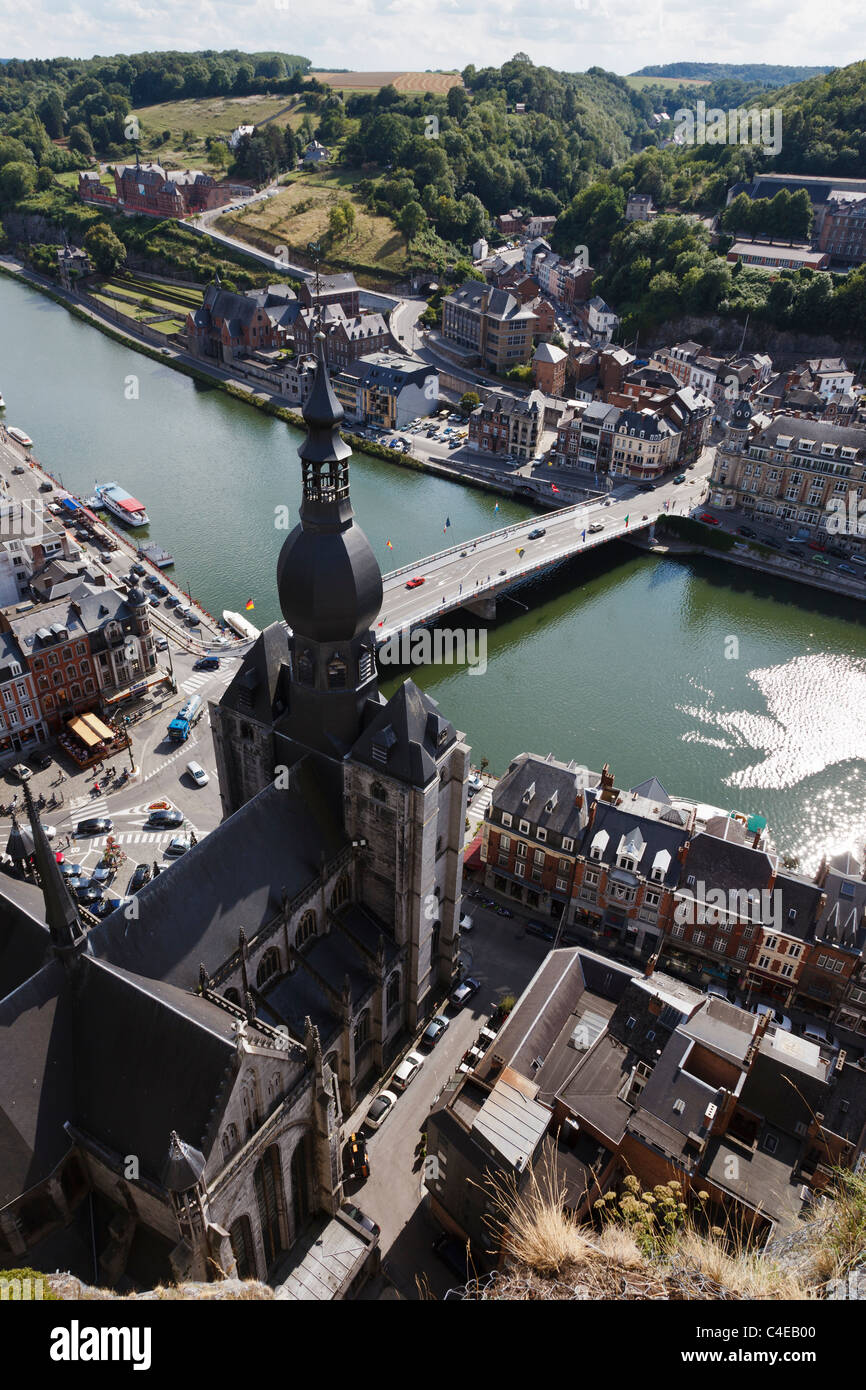 Blick von der Zitadelle über Dinant, der Kathedrale und der Maas, Wallonien, Belgien. Stockfoto