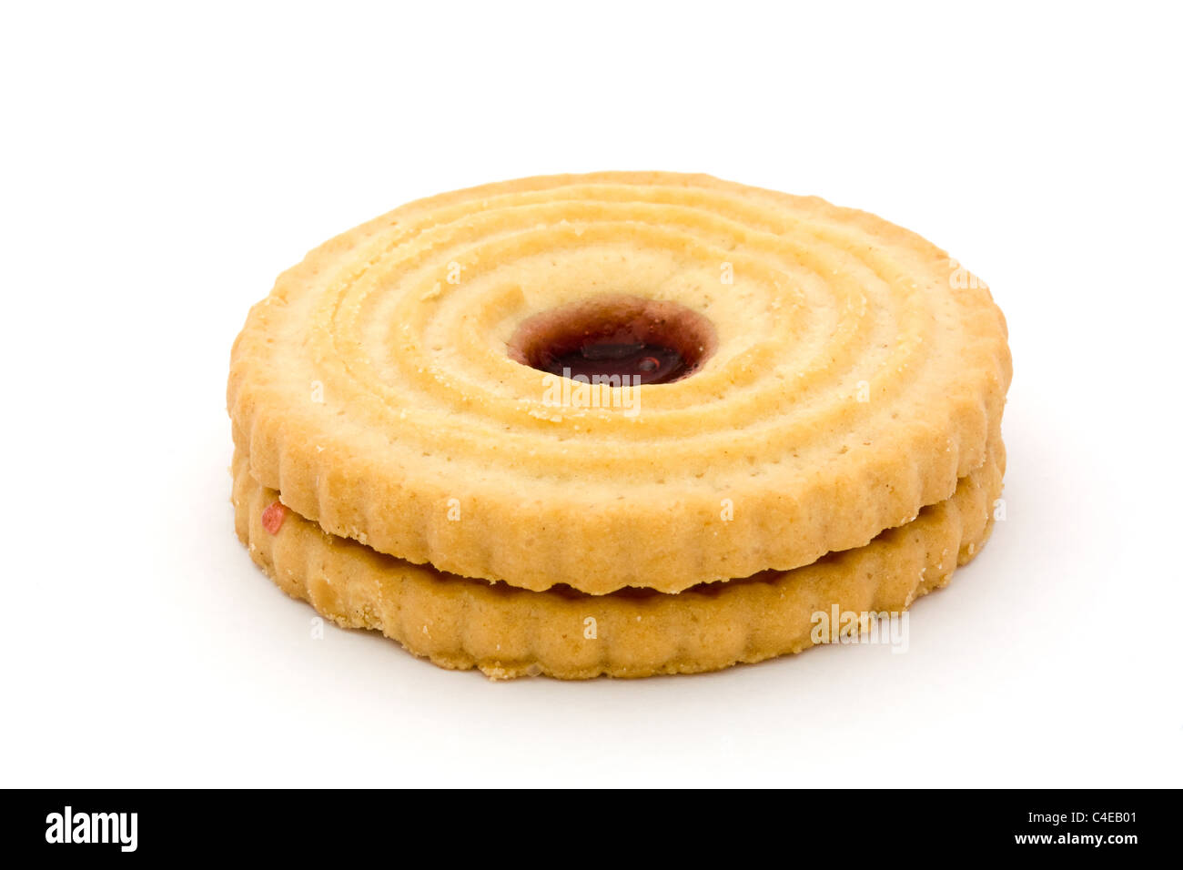 Einzelne Marmelade gefüllt Keks isoliert auf weiss Stockfoto