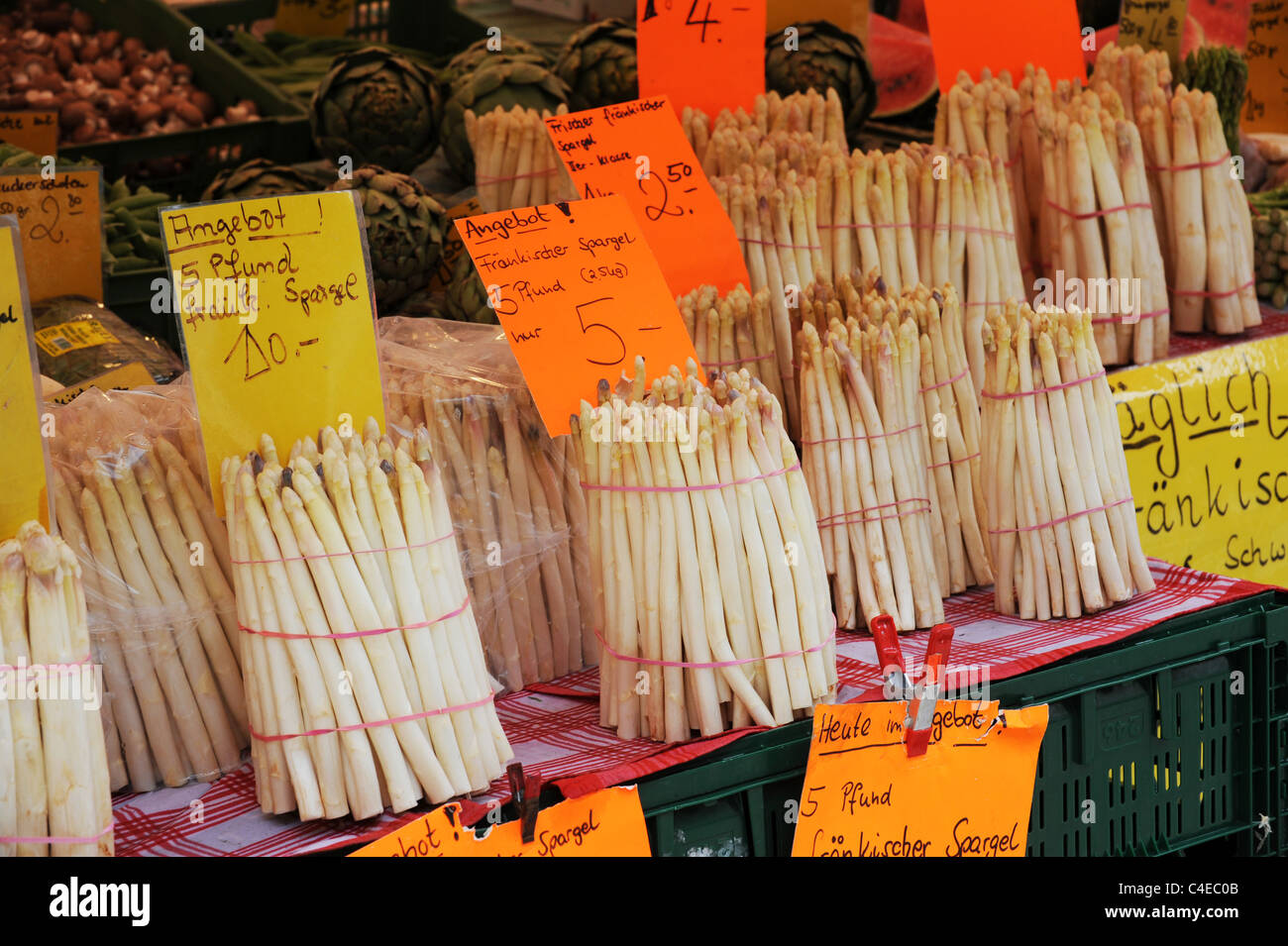 Frischer Spargel zum Verkauf auf Markt Bamberg Bayern Deutschland Deutschland Stockfoto