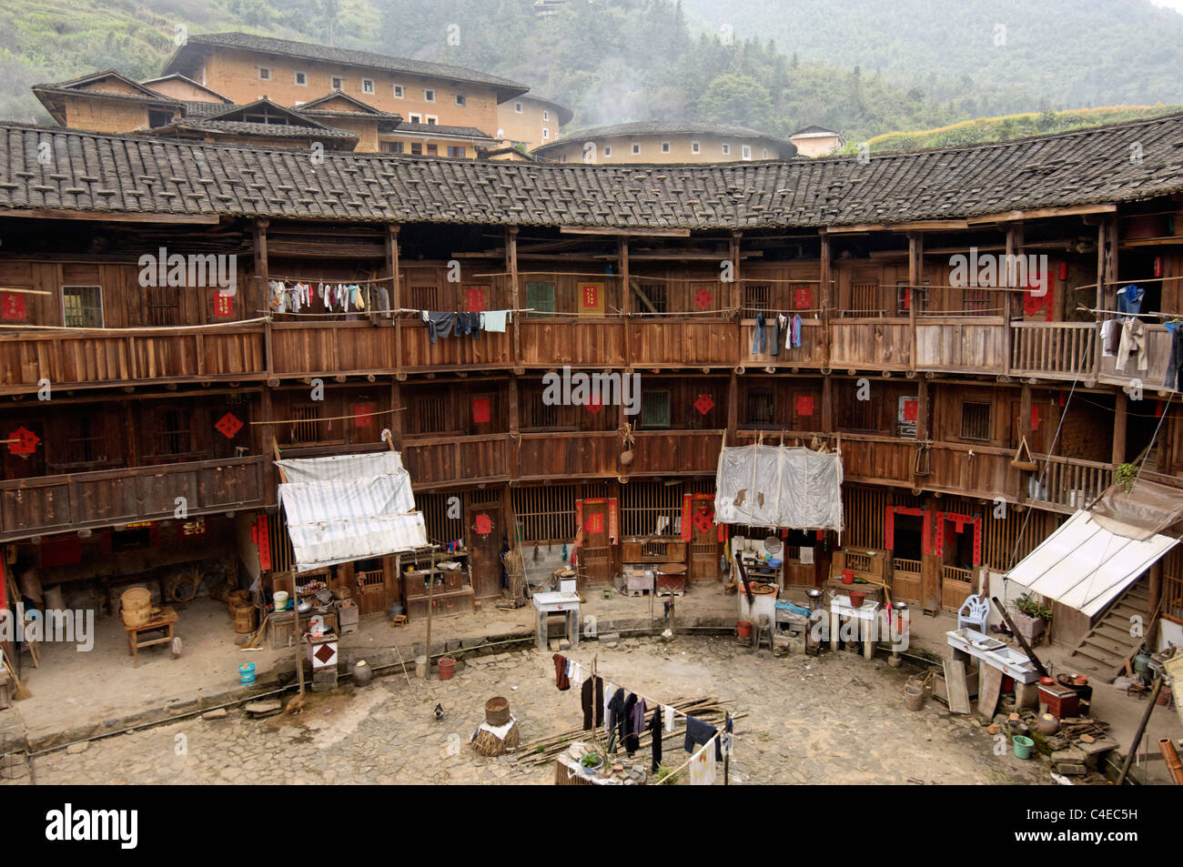 Innenraum einer "Tulou", eine befestigte Hakka Clan Haus im Gruppenrahmen Tianluokeng in Fujian Provinz, China. Stockfoto