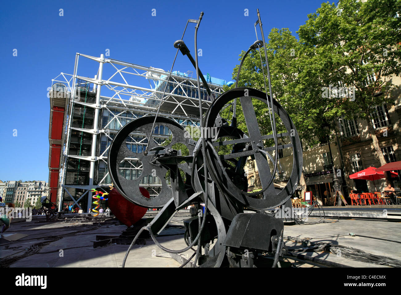 Eine Skulptur von Jean Tinguely, außerhalb des Centre Pompidou in Paris. Stockfoto