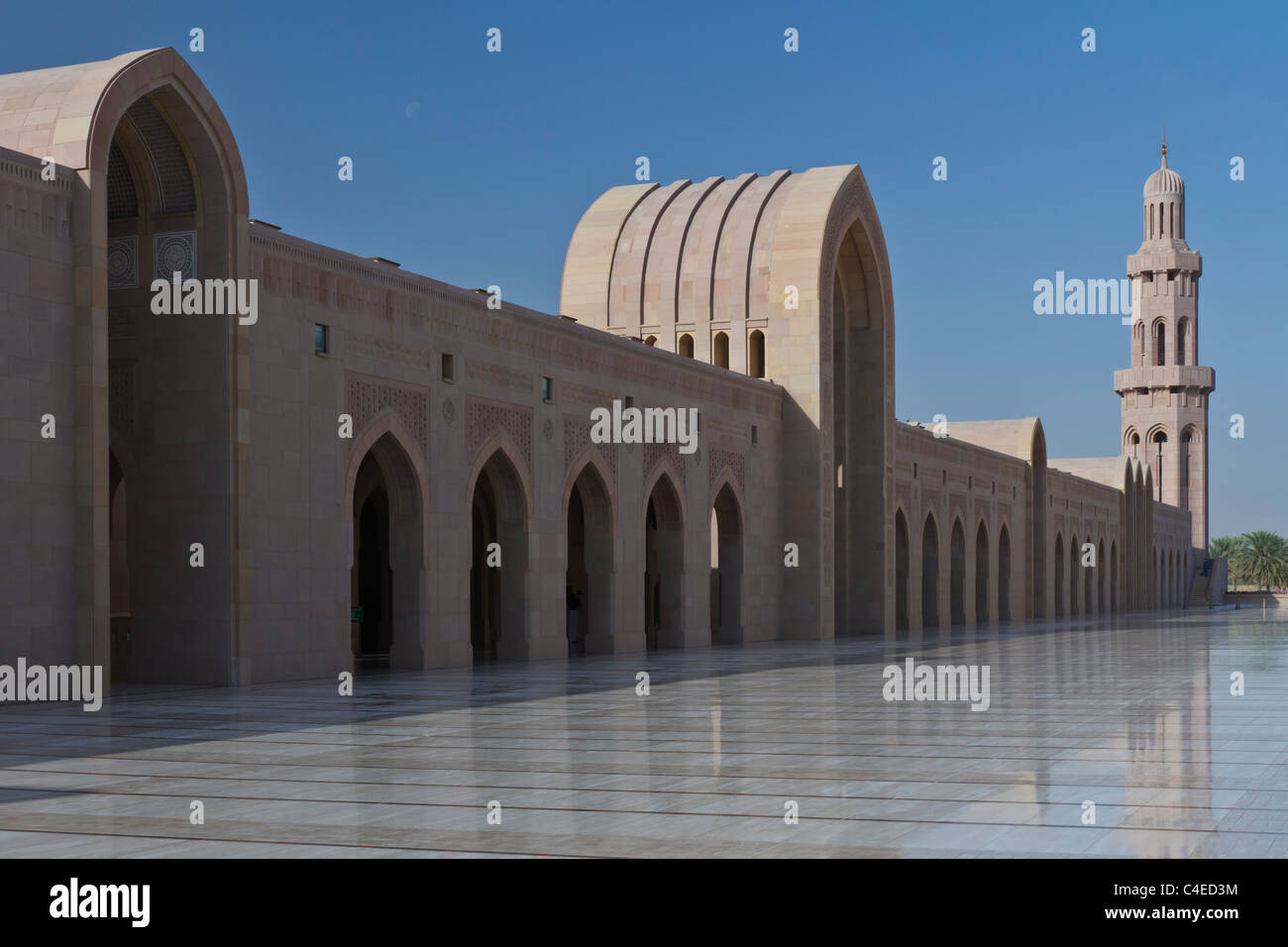 Großen Gebäuden der Moschee mit Minarett in Maskat, Oman. Stockfoto