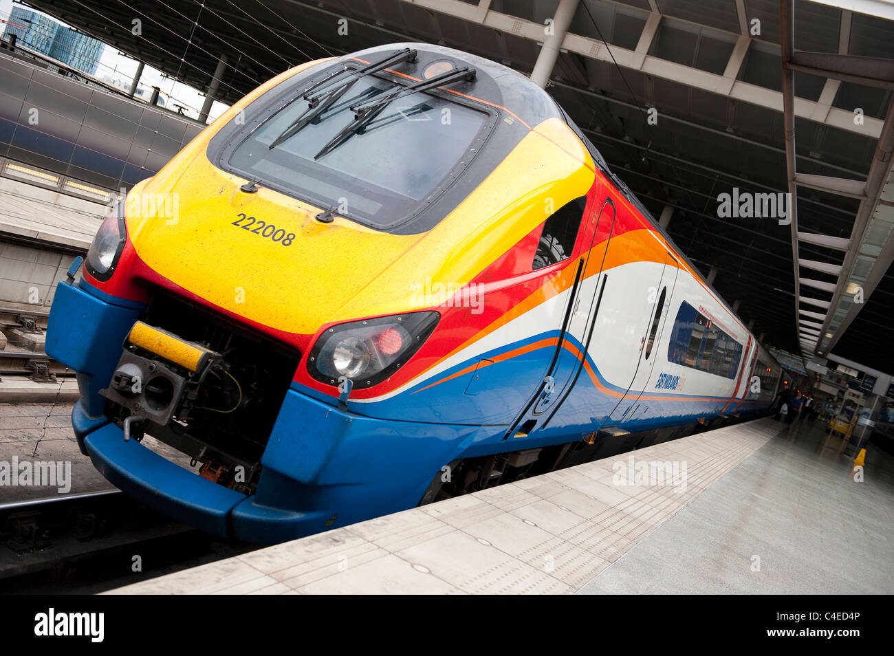 Klasse 222 Meridian Zug in East Midlands Trains Lackierung an einem Bahnhof in England. Stockfoto