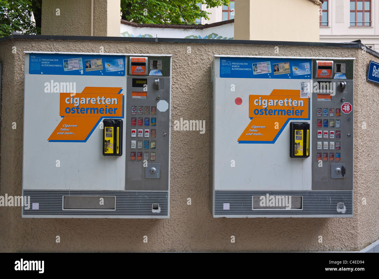 Zigarettenautomaten im Biergarten Augustiner-Keller in München. Stockfoto