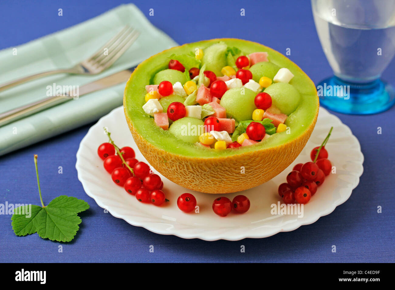 Melonen-Salat mit roten Johannisbeeren. Rezept zur Verfügung. Stockfoto