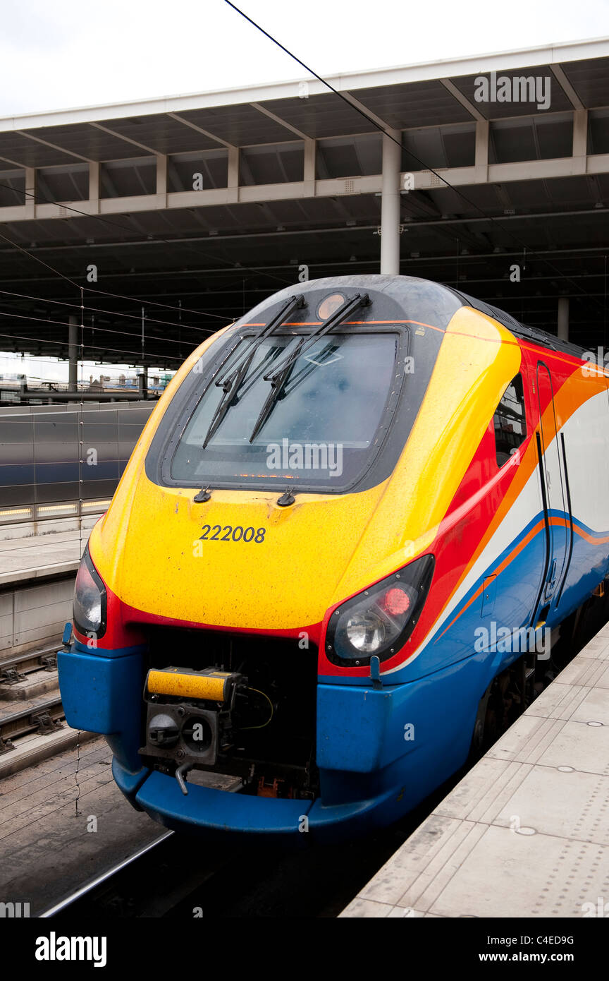 Klasse 222 Meridian Zug in East Midlands Trains Lackierung an einem Bahnhof in England. Stockfoto