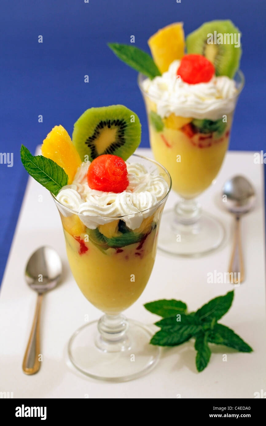 Pudding mit Obst und Joghurt, Rezept erhältlich. Stockfoto