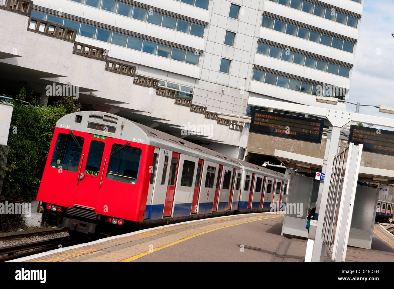 Der London Underground an einer oberirdischen Station auf der District Line, London wartet. Stockfoto