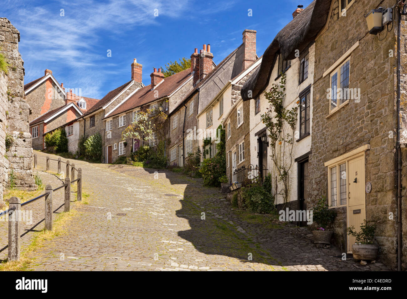 Traditionelles englisches Häuser auf Gold Hill, Shaftesbury, Dorset, England, Vereinigtes Königreich, angesehen vom Ende der Straße Stockfoto