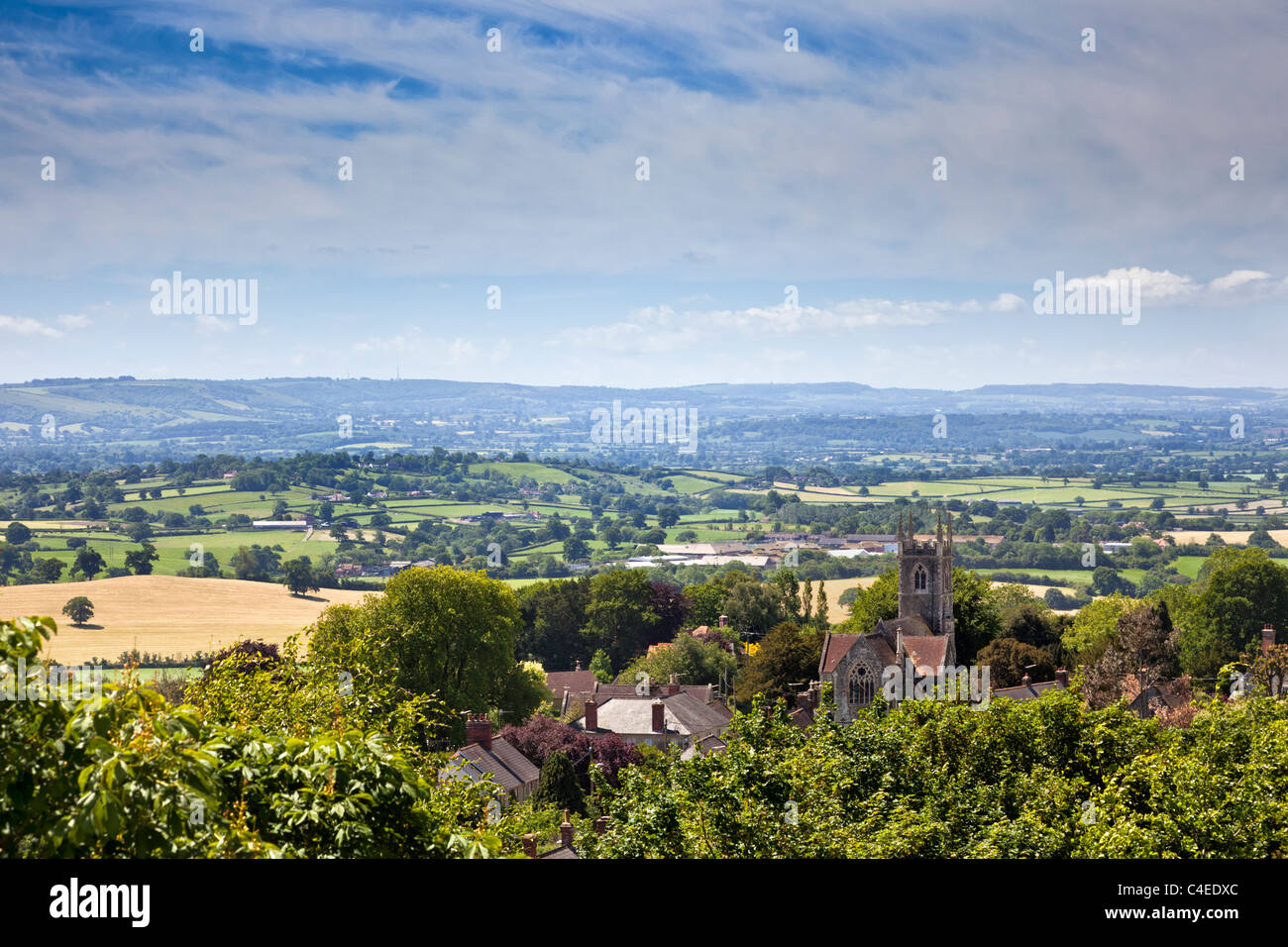 Dorset, UK, Landschaft - St James Church in Shaftesbury, England, Vereinigtes Königreich mit Blick auf die schöne englische Landschaft Stockfoto