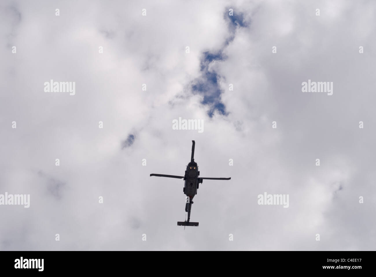 US Navy Sikorsky BLACK HAWK-Hubschrauber fliegen overhead. © Craig M. Eisenberg Stockfoto