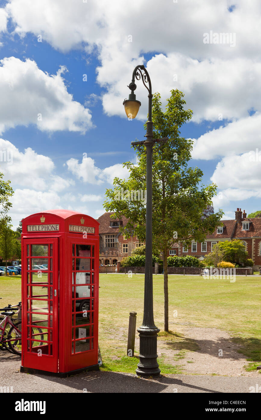 Rote Telefonzelle und Lampe in Choristers Square, Salisbury, Wiltshire, England, UK Stockfoto
