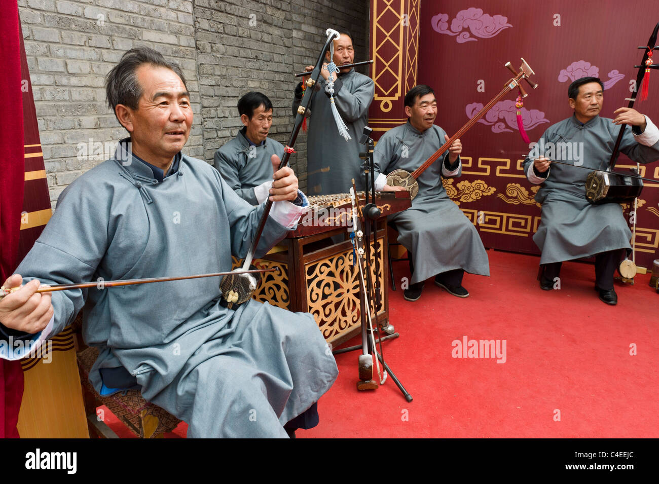 Eine Truppe von Musikern und Sängern, die Dan Ge'er Qu Yuan, im Konzert.  Dan Ge'er. Qianghai, China Stockfoto