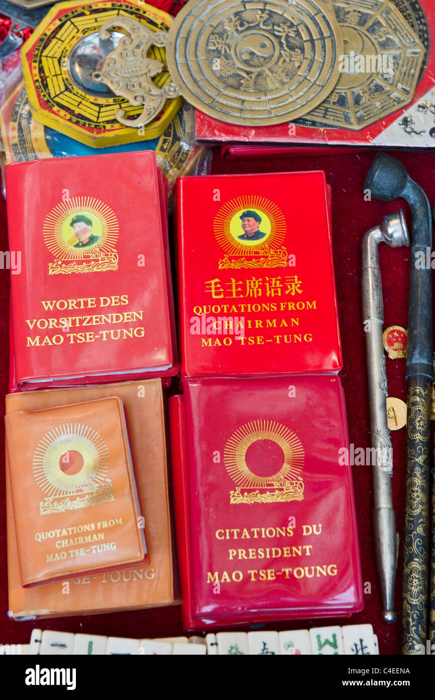 Maos rote Büchlein zum Verkauf an Chenghuangmiao Markt. Shanghai, China Stockfoto