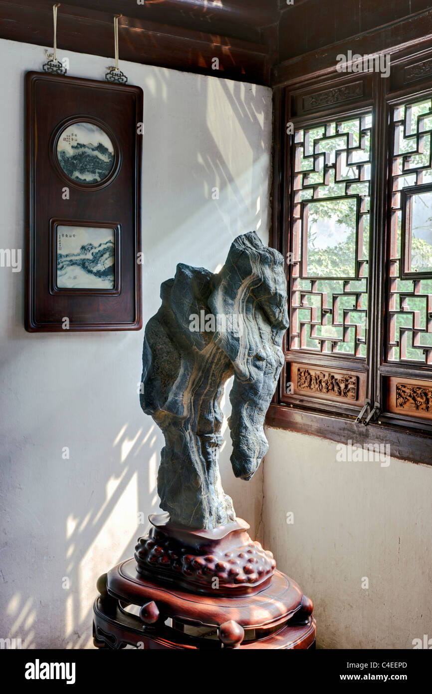 Gelehrten Rock im Garten des bescheidenen Verwalters (Zhuo Zheng Yuan), Suzhou, China angezeigt. Stockfoto