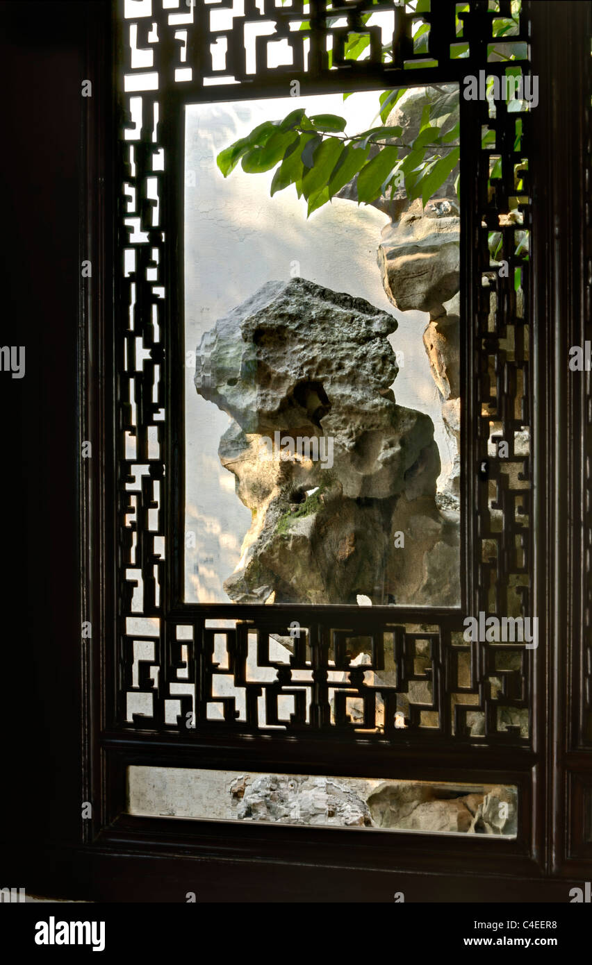 Gelehrten Rock in den Stammdaten der Netze Garten (Wang Shi Yuan), Suzhou, China. Stockfoto