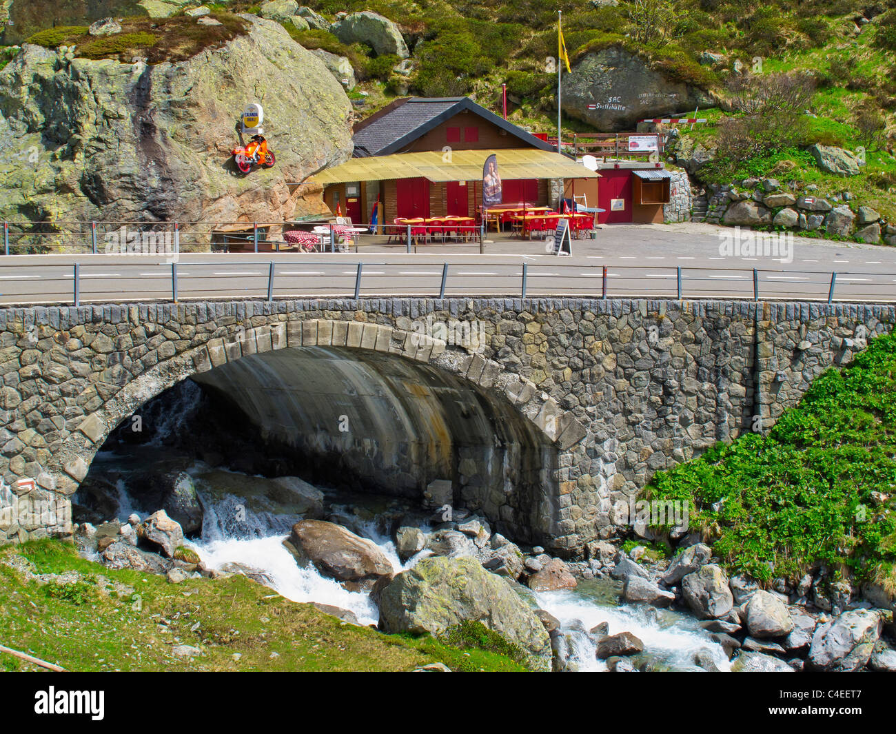 Susten Brueggli - ein Restaurant und ein Fahrrad nicht mehr im oberen Bereich der Sustenpass, Kanton Uri, Schweiz. Stockfoto