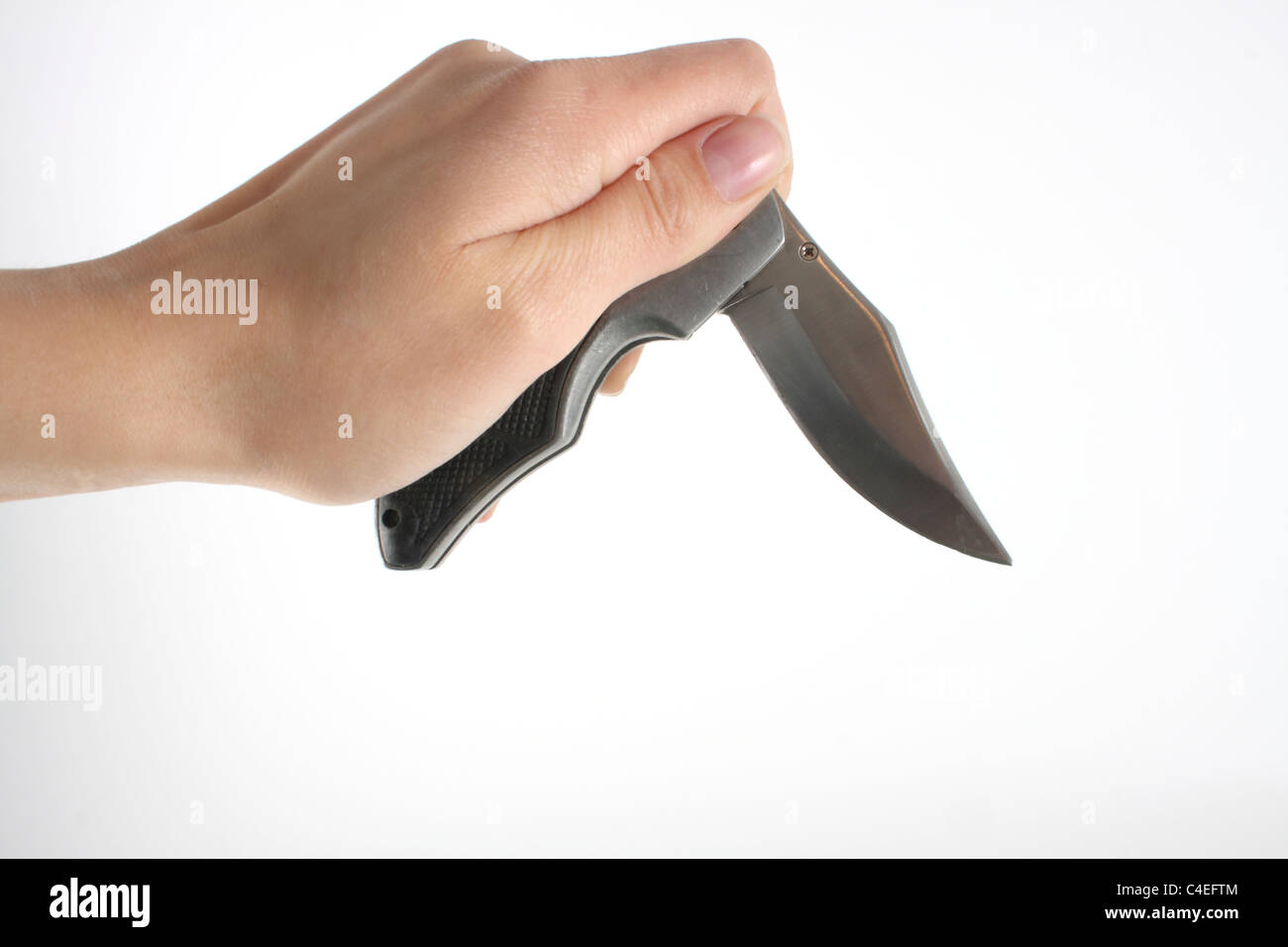 Hält ein Lock-Messer und demonstriert seine Verwendung als eine tödliche Waffe. Ein Messer hat eine scharfe Klinge, die in der Regel aus Edelstahl. Stockfoto