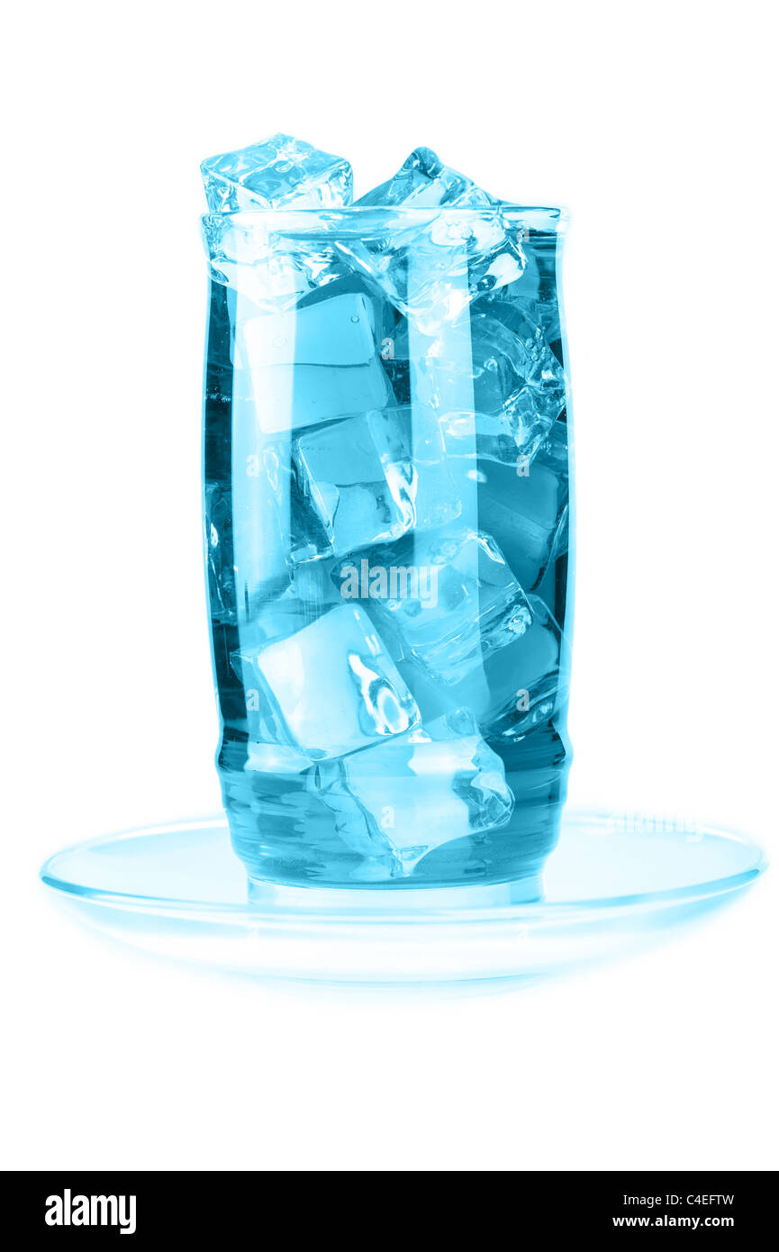 Glas eisgekühltes Mineralwasser mit Eiswürfeln auf weißem Hintergrund. Blauen Farbbild Stockfoto