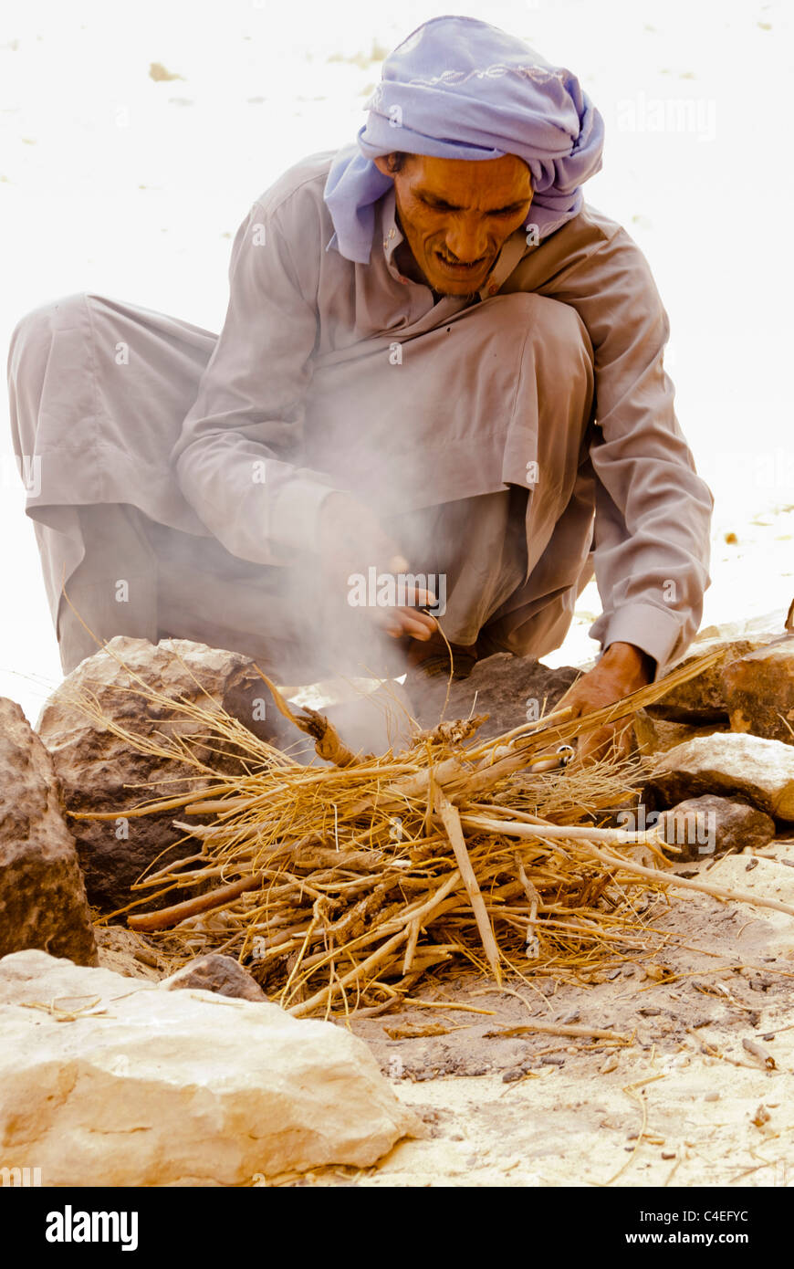 Muzeina Stamm bedouin Feuer machen - Wadi Arada Wüste - Halbinsel Sinai, Ägypten Stockfoto