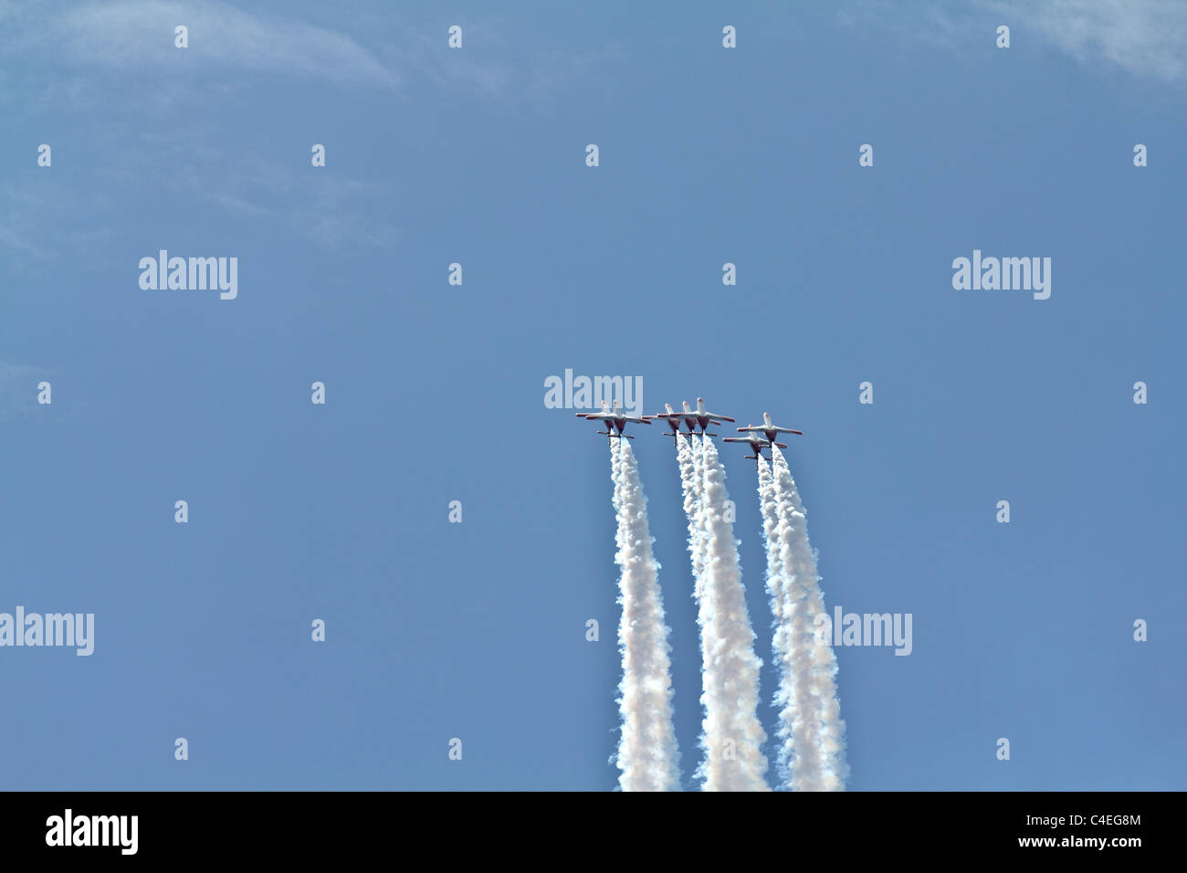 Ein Team von sieben Flugzeugen durchführen von schwierigen Manöver auf einer Flugshow Stockfoto