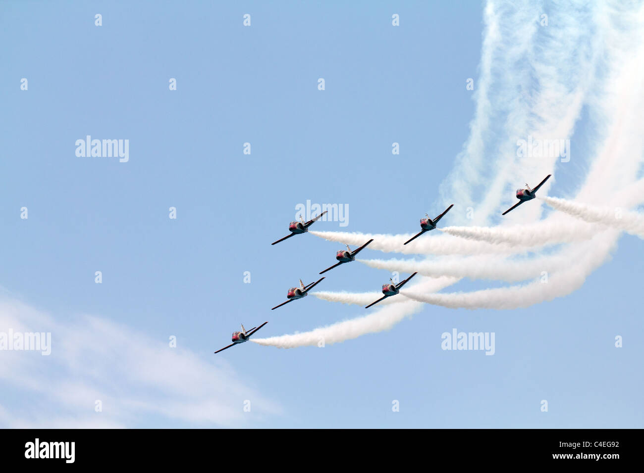 Ein Team von sieben Flugzeuge mit weißer Rauch auf einer Flugshow Stockfoto