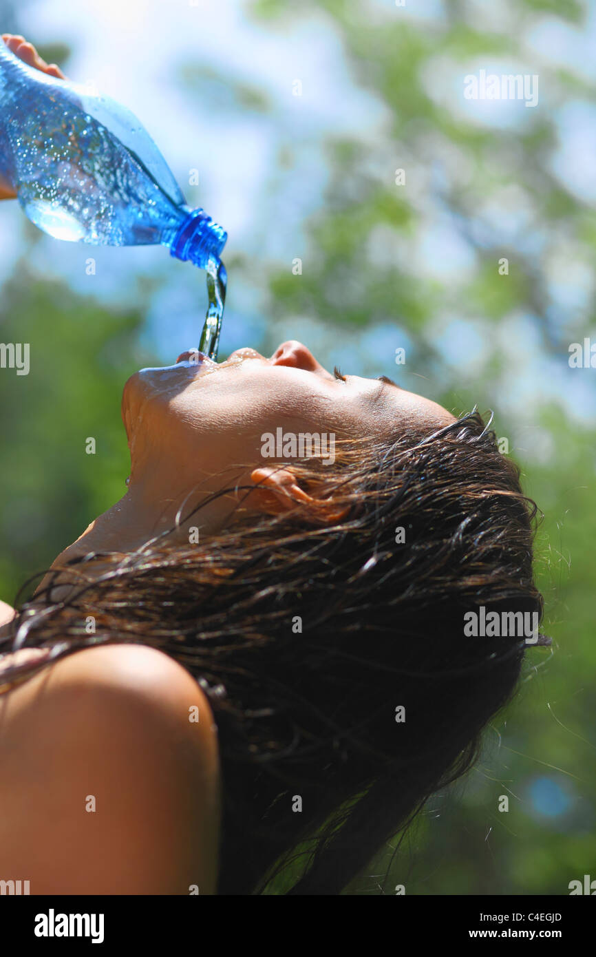 Junge Frau im freien Wasser. Sie hat einen Durst. Seitenansicht Stockfoto